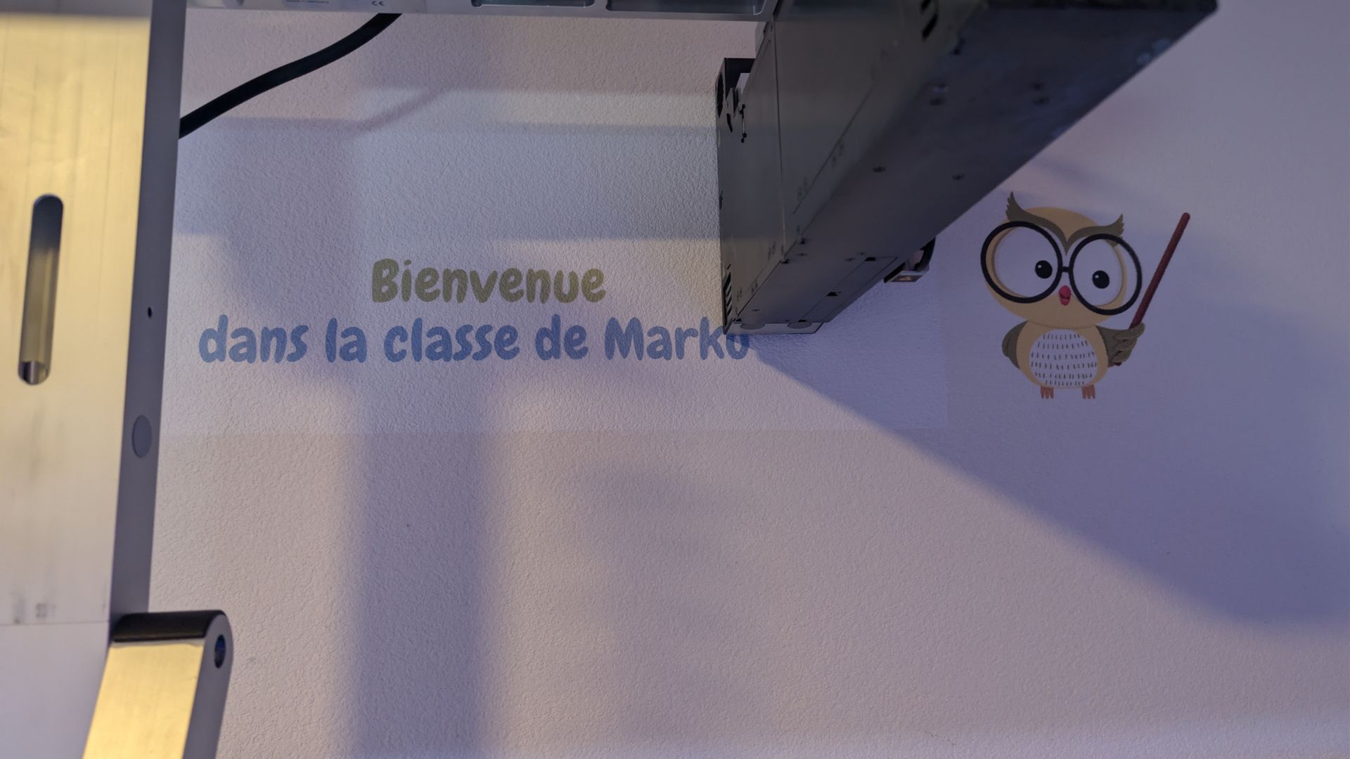 Impression murale enfant avec tableau de multiplication et décor salle de classe