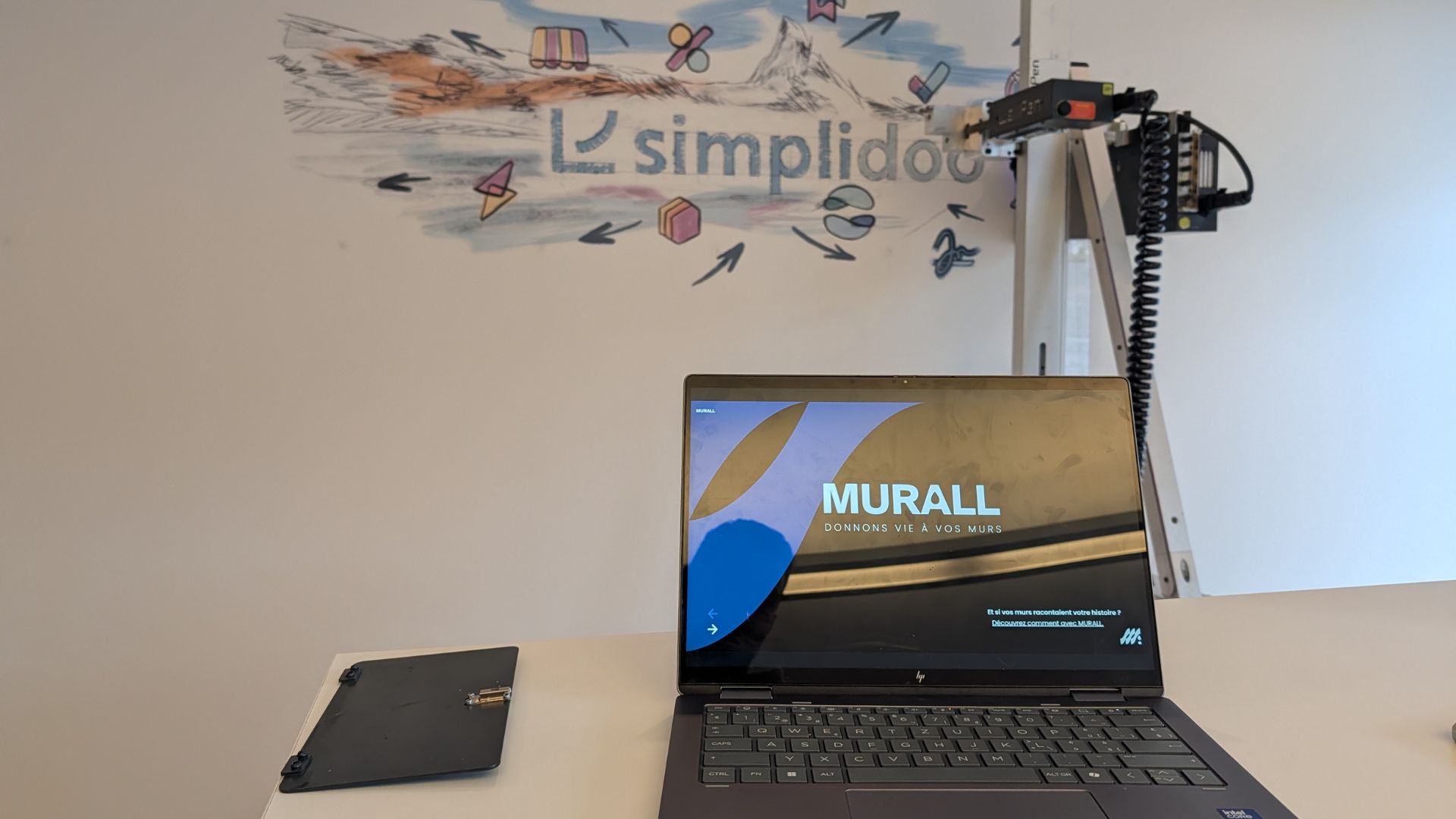 Impression murale personnalisée dans un bureau à Sion en Valais réalisée avec une machine Wallpen pour décoration d'entreprise